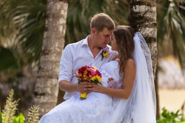 Gelin ve damat palmiye ağaçları arka plan üzerinde