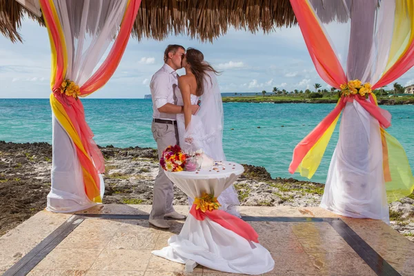 Genç çift düğün çardak içinde sevgi dolu