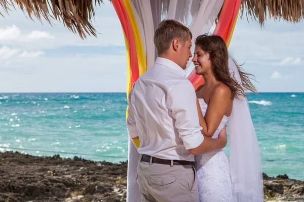 Jeune couple amoureux mariage dans gazebo — Photo