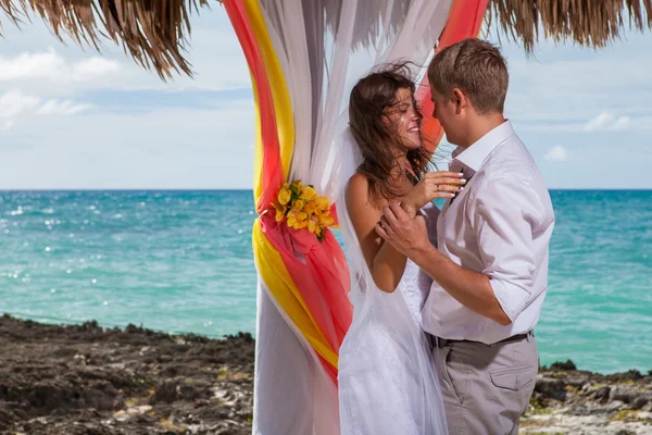 Young loving couple wedding in gazebo — Stock Photo, Image