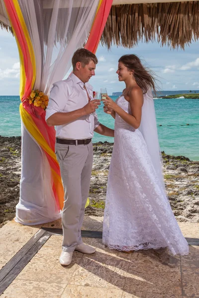 Jonge liefdevolle paar bruiloft in gazebo — Stockfoto