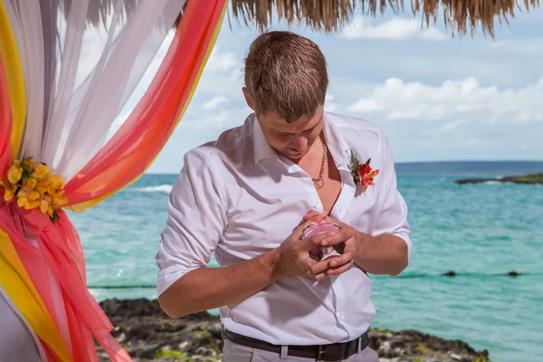 Genç çift düğün çardak içinde sevgi dolu