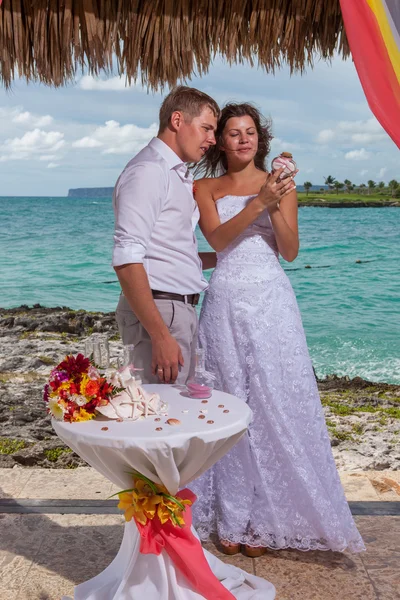 Junges Liebespaar heiratet in Gartenlaube — Stockfoto