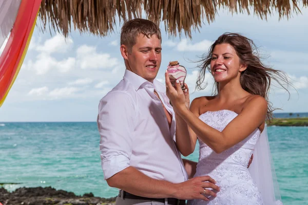 Young loving couple wedding in gazebo — Stock Photo, Image