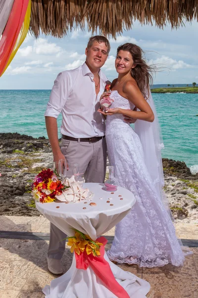 Young loving couple wedding in gazebo — Stock Photo, Image