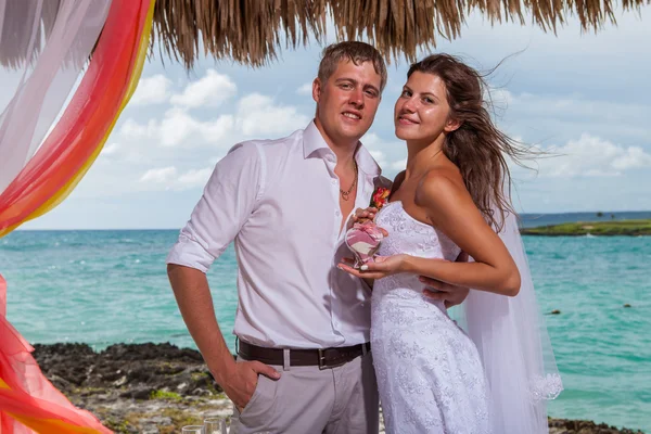 Jeune couple amoureux mariage dans gazebo — Photo