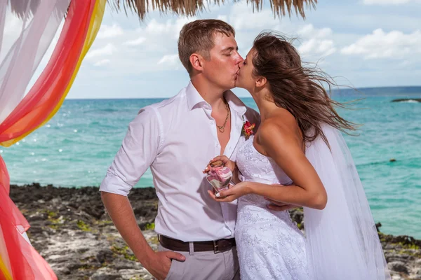 Young loving couple wedding in gazebo — Stock Photo, Image