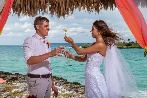 Jonge liefdevolle paar bruiloft in gazebo — Stockfoto