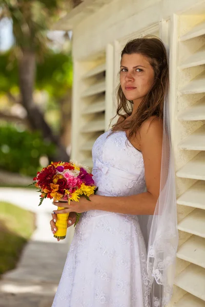 Sposa posa all'aperto — Foto Stock