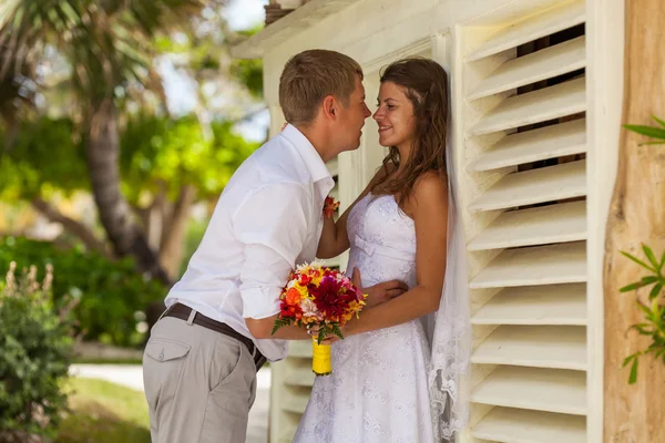 野外を歩いている日を結婚式で新郎新婦 — ストック写真