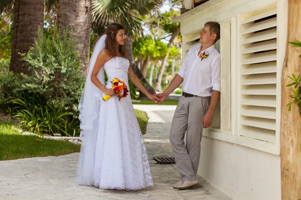 Novia y novio en la boda Día caminando al aire libre —  Fotos de Stock
