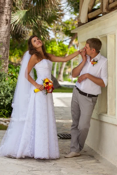 Novia y novio en la boda Día caminando al aire libre — Foto de Stock