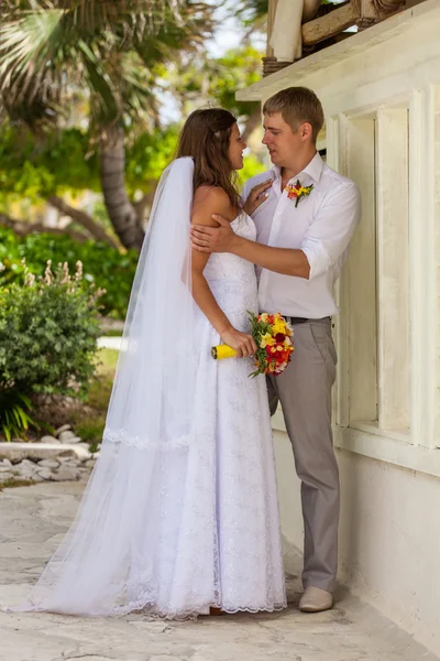 Bruden och brudgummen på bröllop dag promenader utomhus — Stockfoto