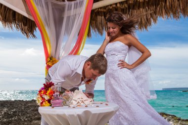 Genç çift düğün çardak içinde sevgi dolu