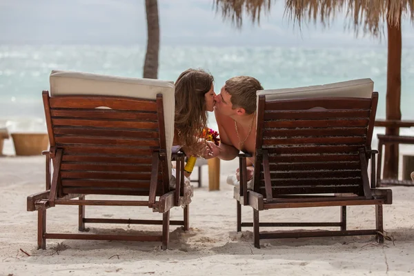 karı koca plajda şezlong üzerinde rahatlatıcı