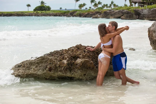 Strand paar lopen op romantische reizen — Stockfoto