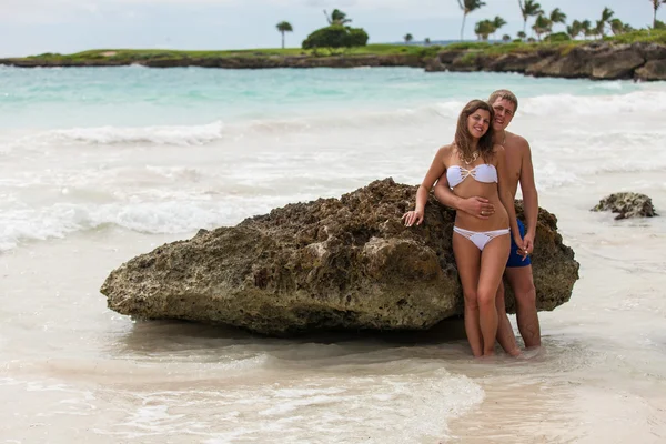 Couple de plage marchant sur un voyage romantique — Photo