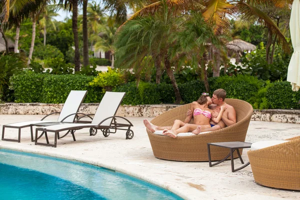 Mari et femme se détendre sur des chaises longues à la plage — Photo