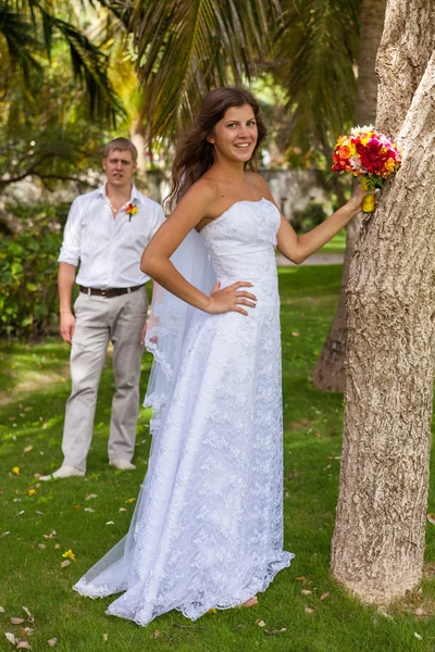 Novia y novio en el fondo de palmeras — Foto de Stock