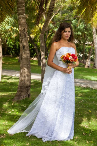 Sposa sullo sfondo di palme — Foto Stock