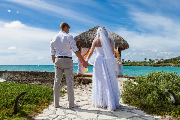 Genç çift düğün çardak içinde sevgi dolu