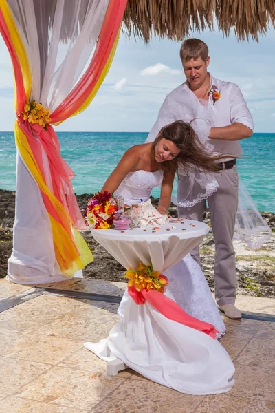 Young loving couple wedding in gazebo — Stock Photo, Image