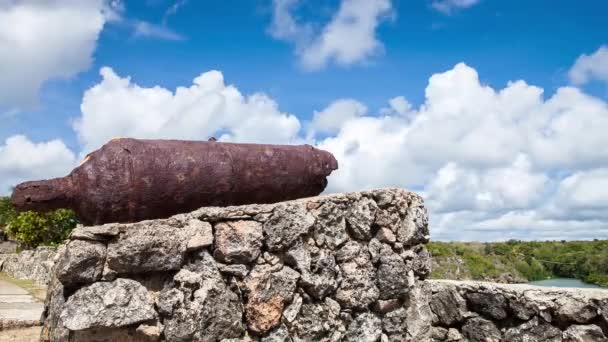 Pistola antigua en el timelapse castillo — Vídeo de stock