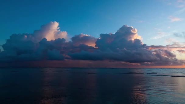 在海洋上空美丽的日出 — 图库视频影像