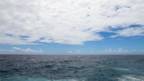 Hermoso paisaje nublado sobre el video del océano — Vídeos de Stock