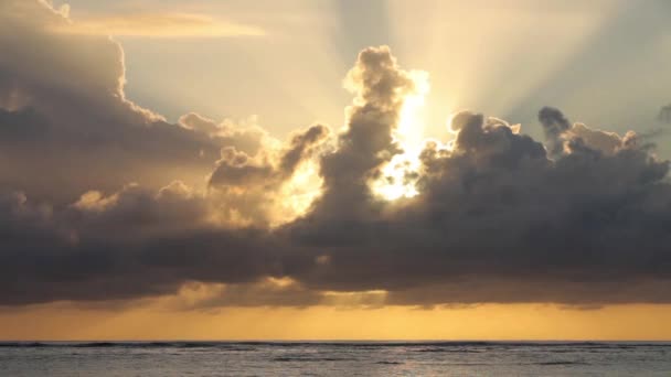 Όμορφη ανατολή του ηλίου πάνω από τον ωκεανό — Αρχείο Βίντεο