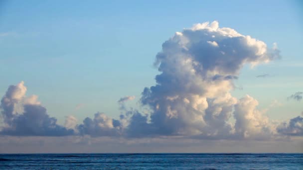 Hermoso amanecer sobre el océano — Vídeos de Stock