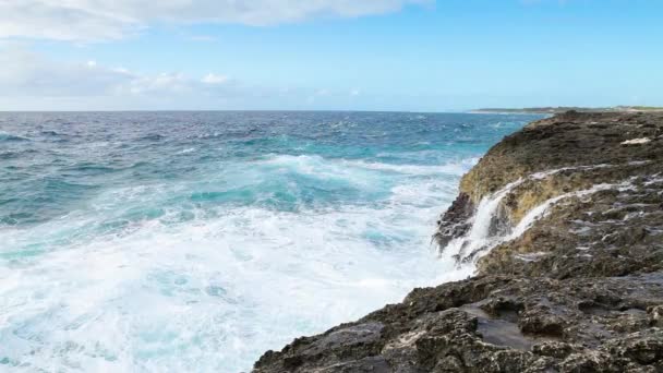 Salpicadura de ola oceánica en el arrecife — Vídeos de Stock