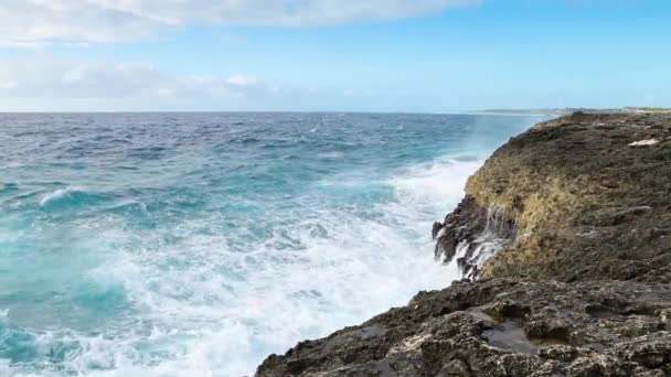 Salpicadura de ola oceánica en el arrecife — Vídeo de stock