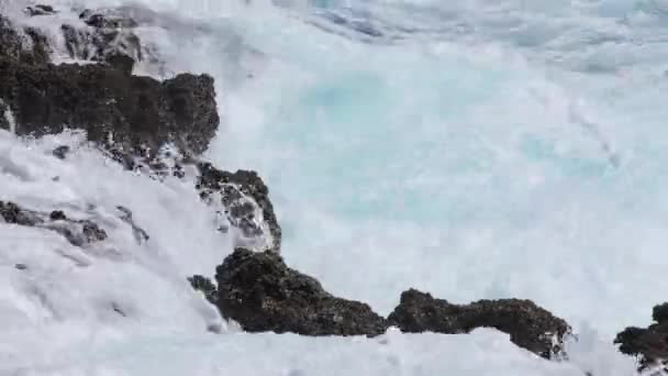 Salpicadura de ola oceánica en el arrecife — Vídeo de stock