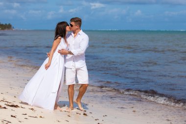 plaj çift romantik seyahat yürüyüş.