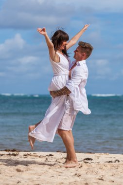 adam kız ellerinde tutar. okyanus plaj