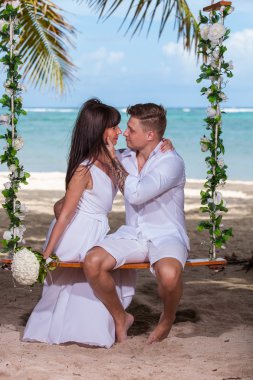 salıncakta sevgi dolu genç Çift