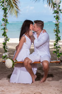 salıncakta sevgi dolu genç Çift