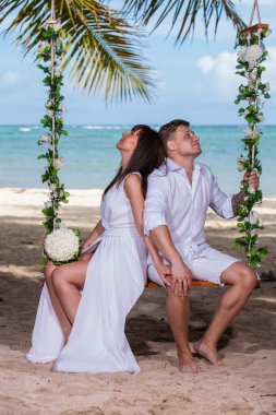 salıncakta sevgi dolu genç Çift