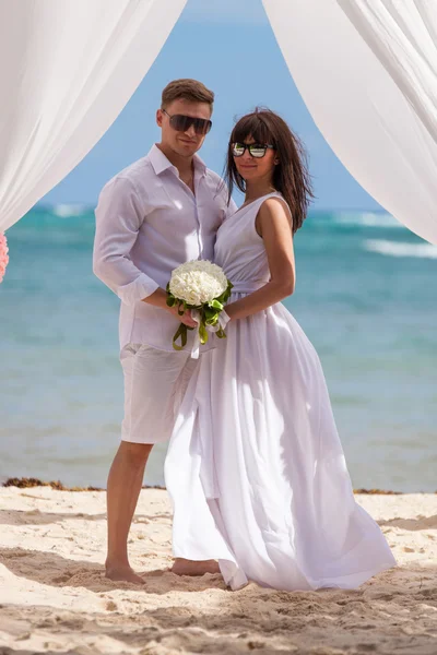 Joven pareja amorosa boda en gazebo . —  Fotos de Stock