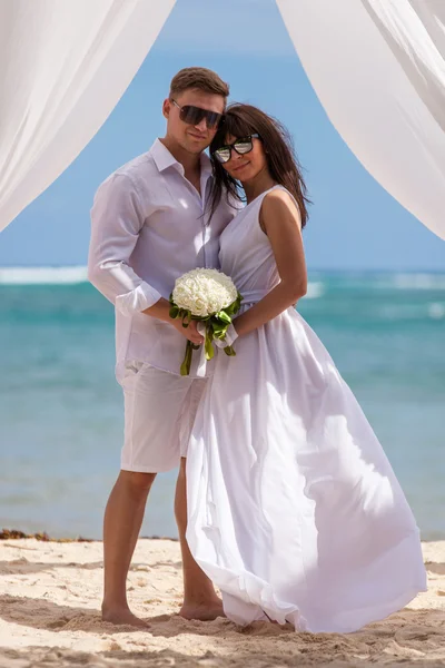 Genç çift düğün çardak içinde sevgi dolu.