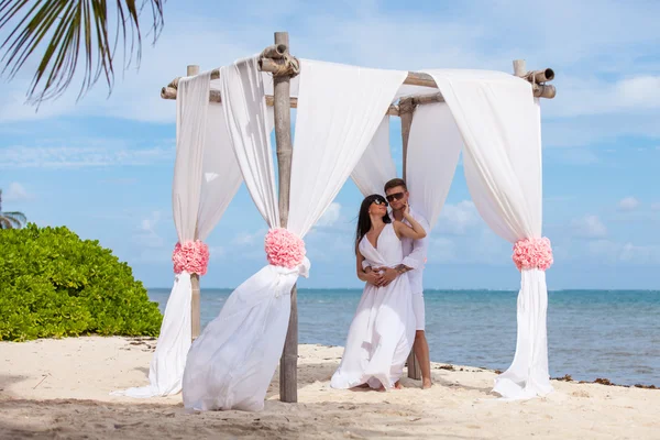 Junges Liebespaar heiratet in Gartenlaube. — Stockfoto