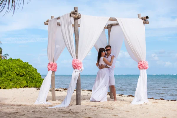 Young loving couple wedding in gazebo. — Stock Photo, Image