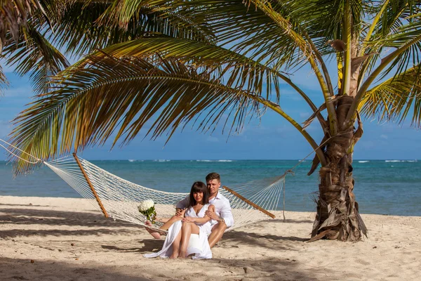 Pareja romántica que relaja en hamaca de la playa —  Fotos de Stock