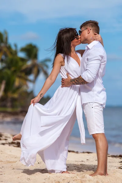 Strand paar lopen op romantische reizen. — Stockfoto
