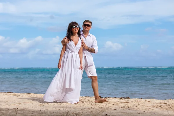 Praia casal andando em viagens românticas . — Fotografia de Stock