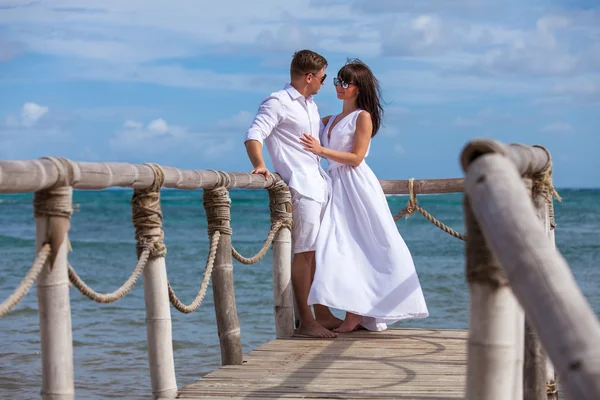 Bride and groom together on a wharf — Stock Photo, Image
