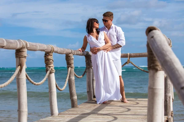 Bride and groom together on a wharf — Stock Photo, Image