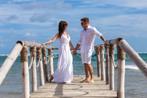 Bride and groom together on a wharf — Stock Photo, Image