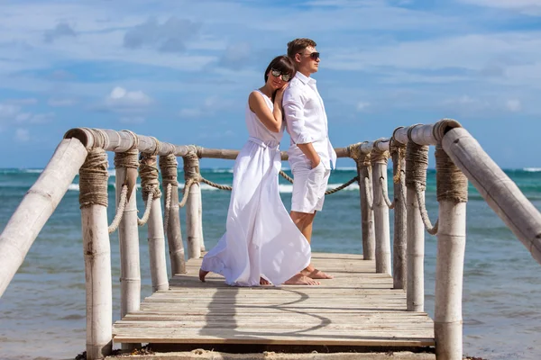 Novia y novio juntos en un muelle —  Fotos de Stock